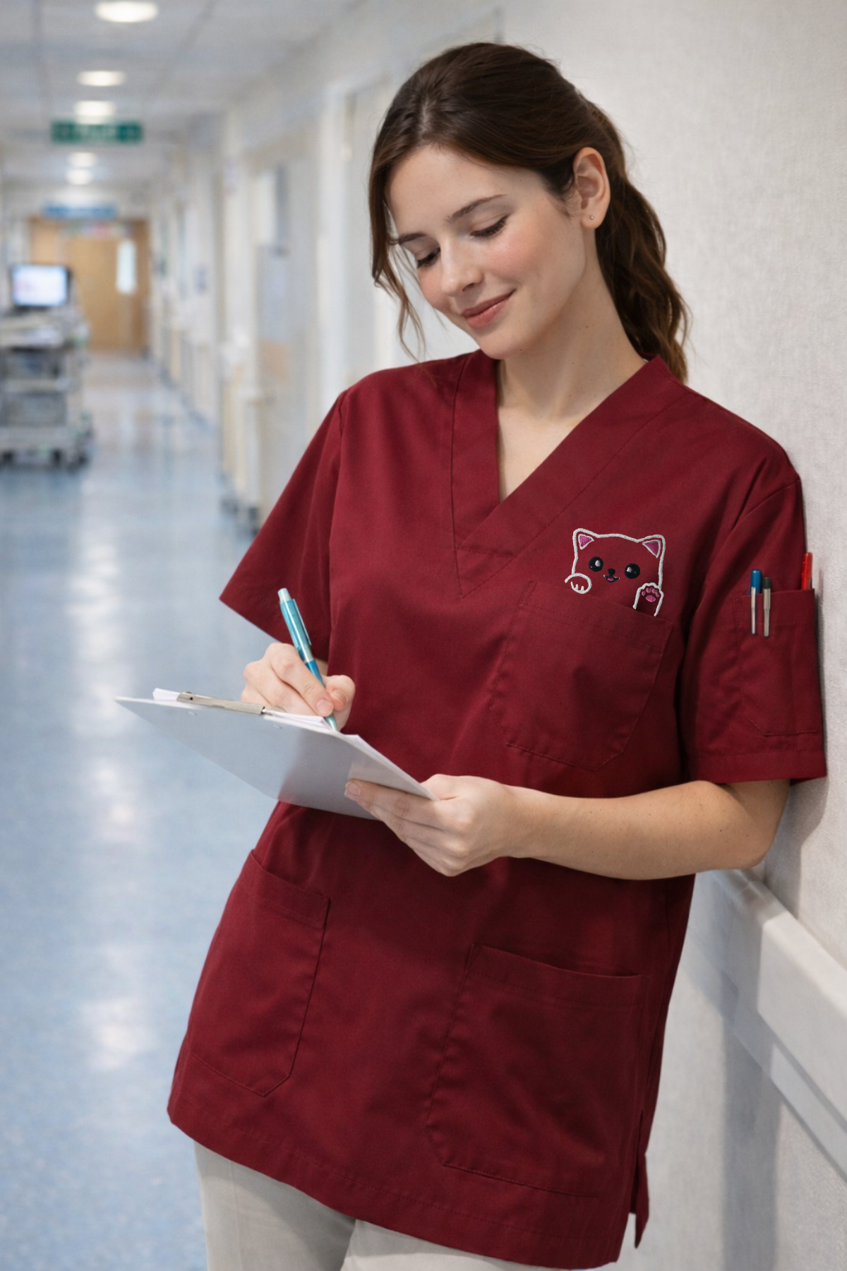 Bordo kadın scrubs forma modeli, veteriner scrubs ve doktor scrubs üniforma tasarımı, modern medical scrubs üst modeli