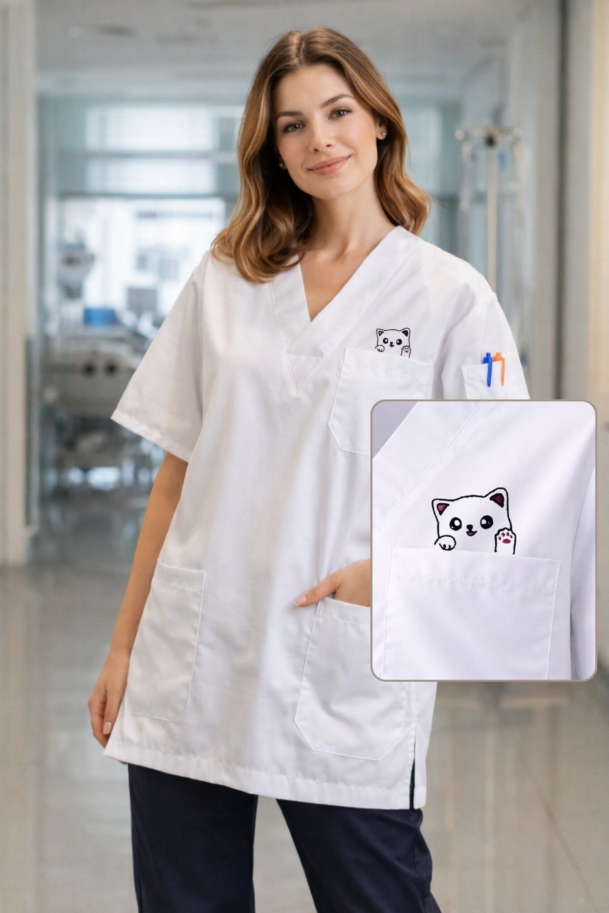 Beyaz veteriner scrubs forma giyen kadın sağlık çalışanı, desenli scrubs kadın modeli, medical scrubs üniforma