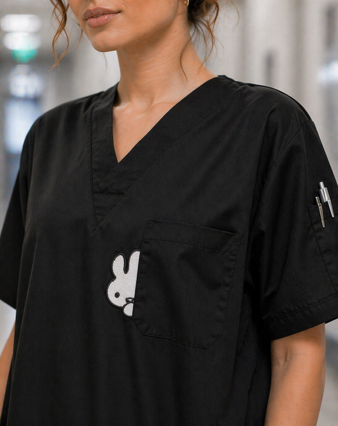 Siyah kadın scrubs forma modeli, beyaz pantolonlu modern doktor scrubs kombini, tesettür scrubs ve medical scrubs üniforma tarzı