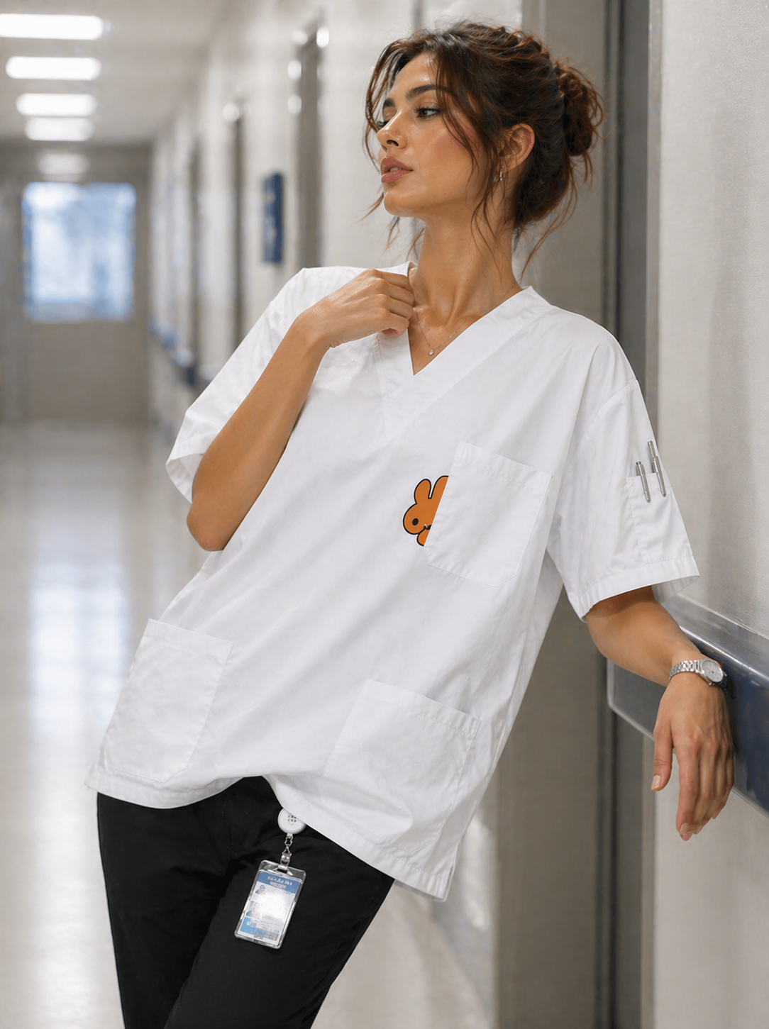 Şık kadın scrubs uniform kombini, beyaz scrubs üst, siyah scrubs pantolon, doktor ve cerrahi scrubs modeli