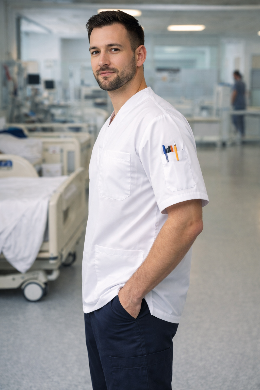 Profesyonel medical scrubs erkek modeli, beyaz cerrahi scrubs kıyafet
