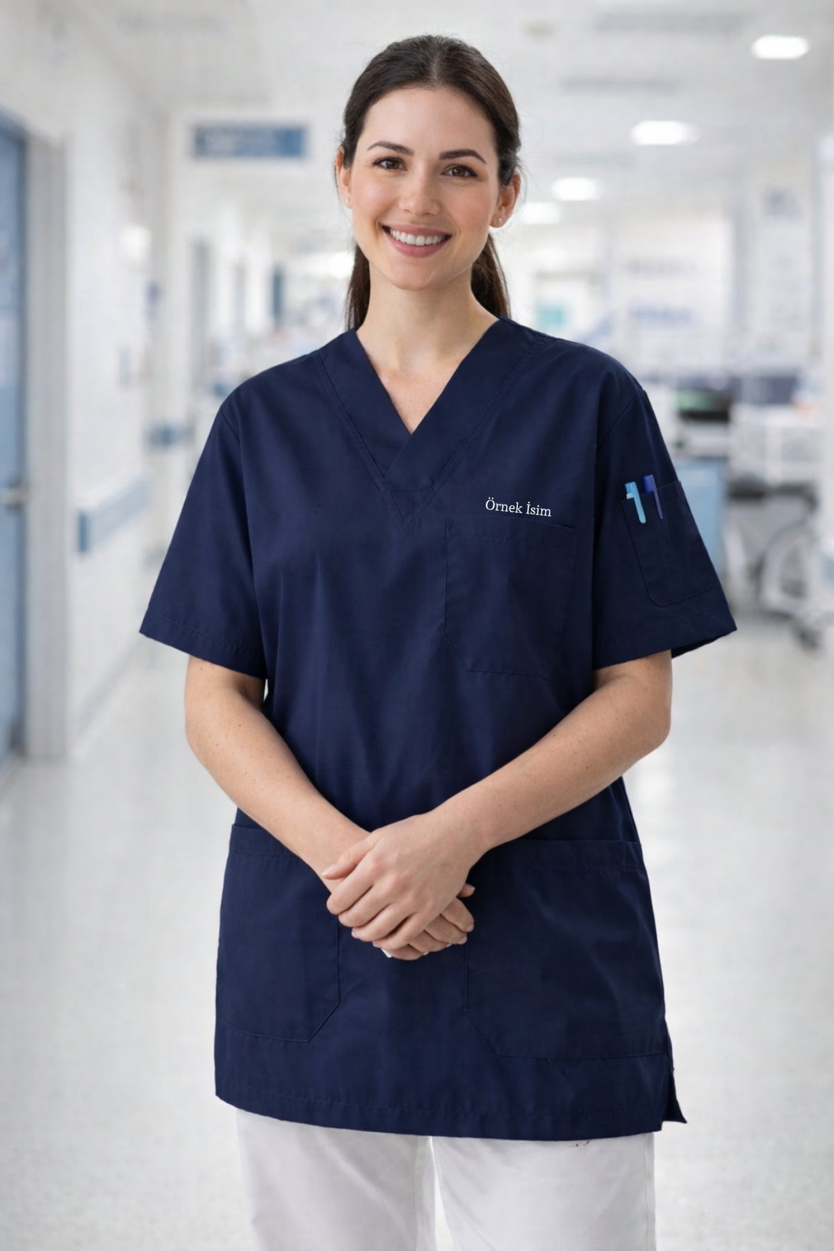 Lacivert scrubs forma giyen kadın sağlık çalışanı, modern ve rahat doktor scrubs üniforma modeli