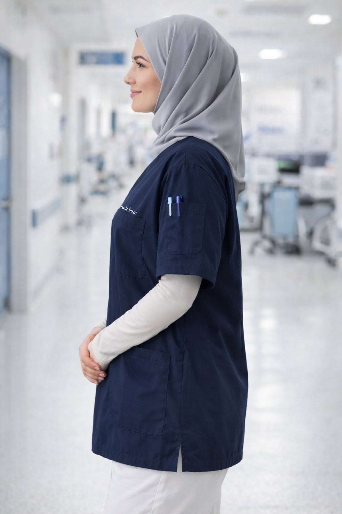 Lacivert scrubs kıyafet, pamuklu yapısıyla konfor sunan modern cerrahi scrubs modeli